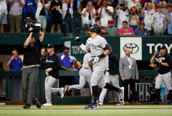 Aaron Judge hits AL record 62nd home run