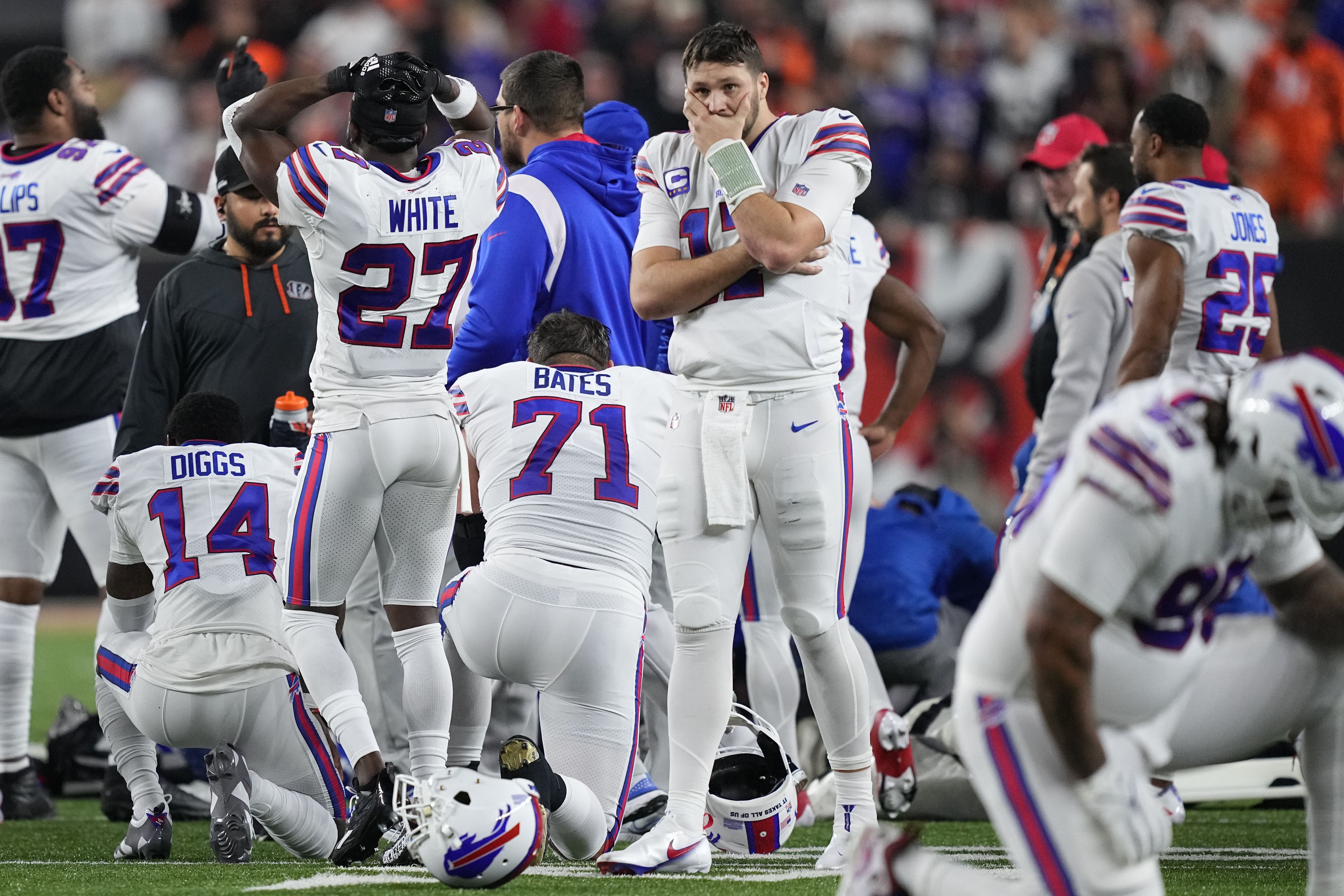 Buffalo Bills' Damar Hamlin Collapses on Field, In Critical Condition – La  Voce di New York