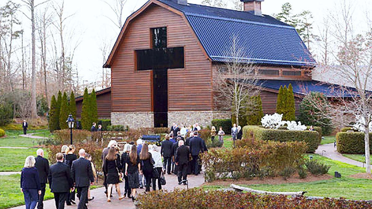 Thousands of mourners pay final respects to Rev. Billy Graham