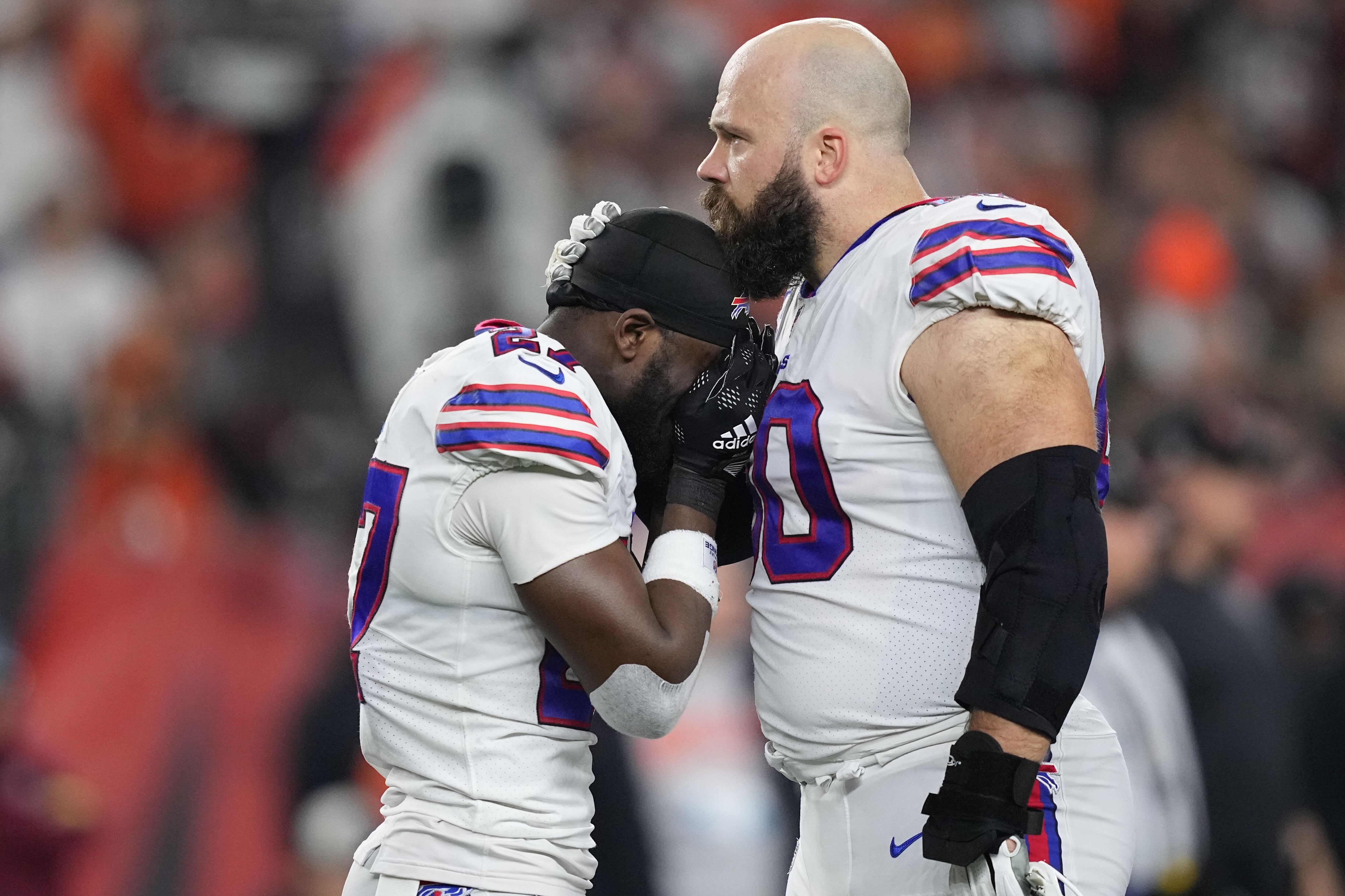 Buffalo Bills' Damar Hamlin Collapses on Field, In Critical Condition – La  Voce di New York