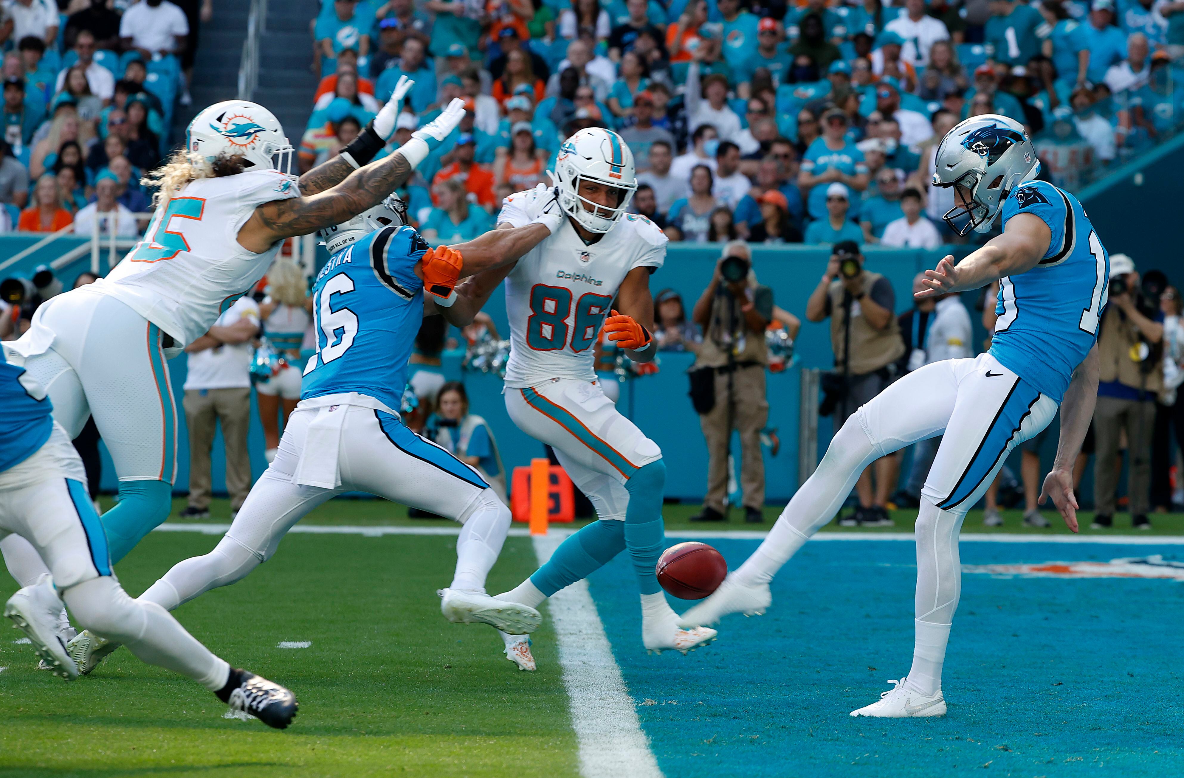 Dolphins win 4th straight, roll past Panthers 33-10