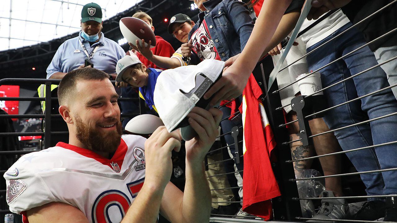 Kelce jersey sales spike 400% after Swift attends game