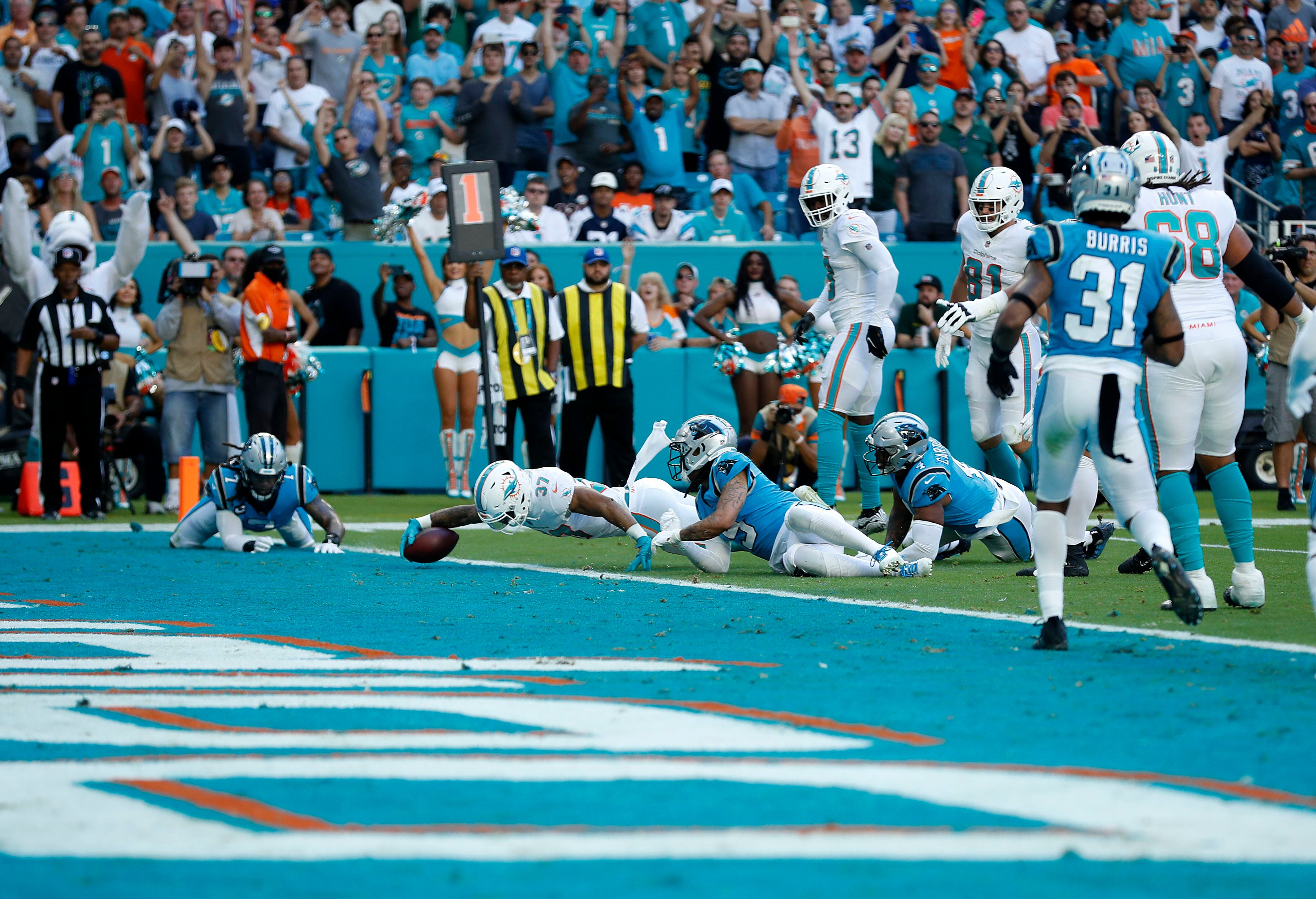 Dolphins win 4th straight, roll past Panthers 33-10