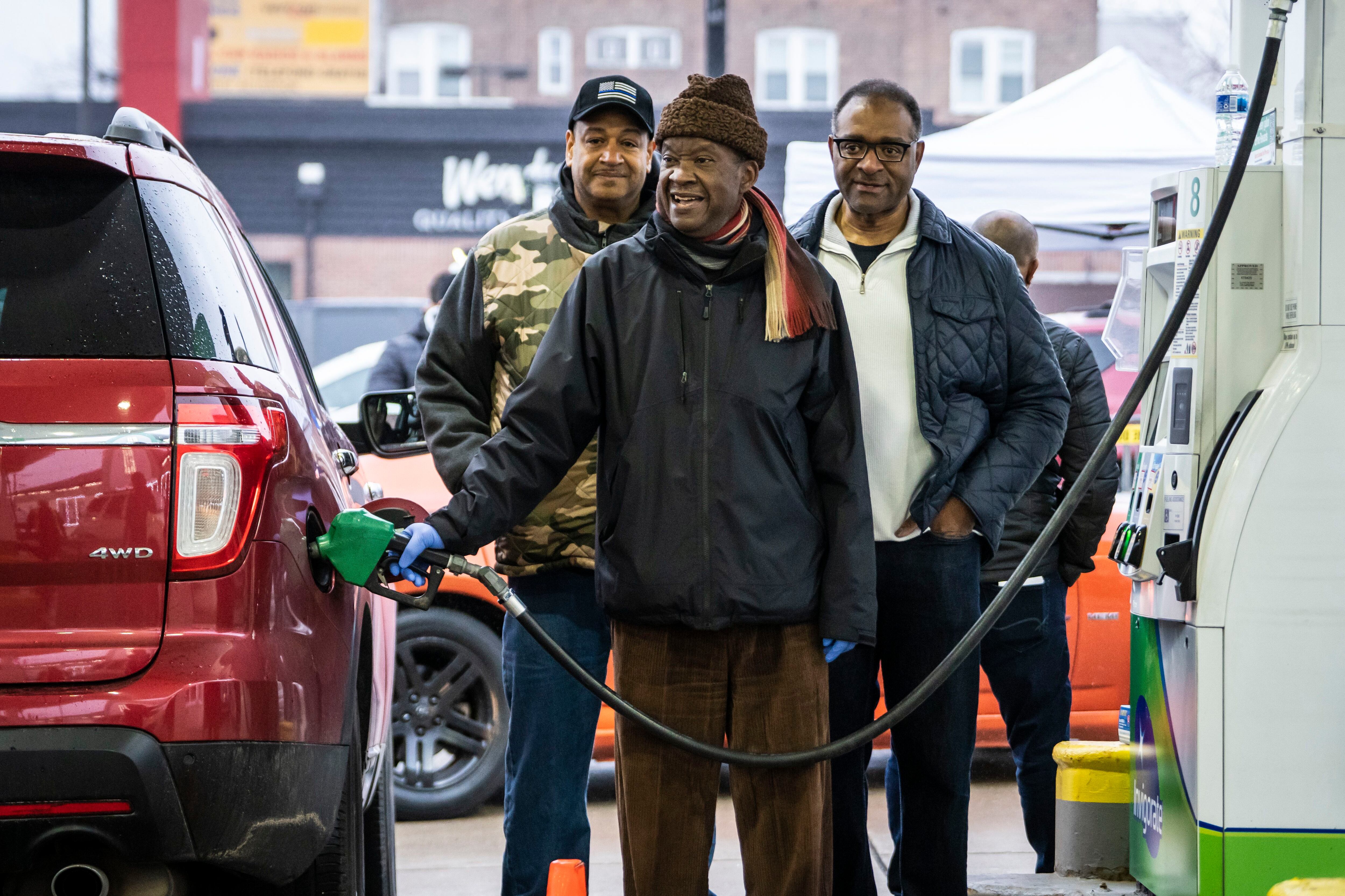 Chicago businessman Willie Wilson gives thousands of drivers free gas