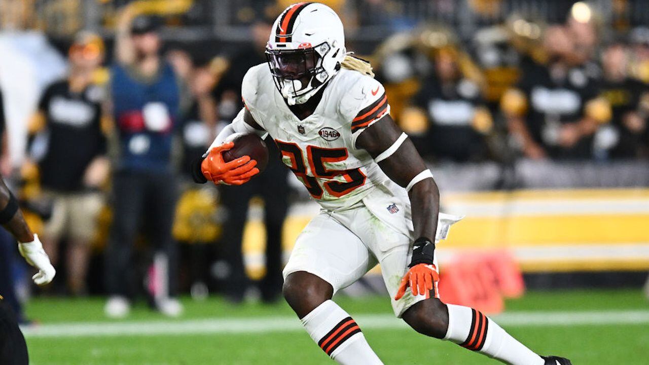 Browns TE David Njoku arrives to stadium in full mask after